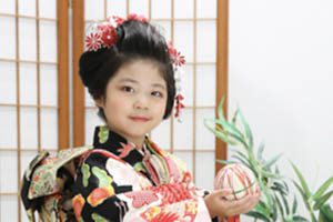 【7歳・女の子】七五三のおしゃれな髪型・ヘアレンジを紹介！おだんご・編み込みなど