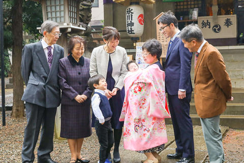 赤ちゃんは誰が抱く？