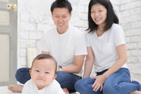 デニムと白いTシャツの衣装で合わせたハーフバースデーの家族写真。
