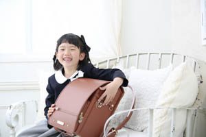 【小学校入学式】女の子の記念写真を残すなら！おすすめの撮影方法・衣装など