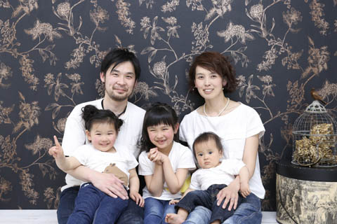 リンクコーデの家族写真例