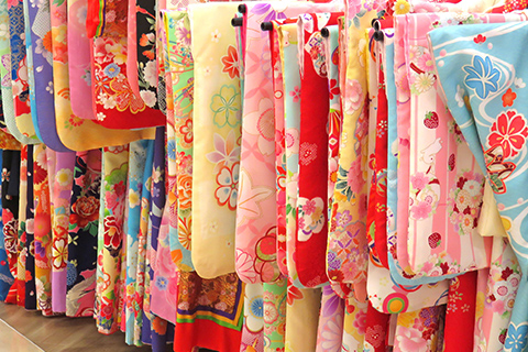 お宮参りや七五三の着物は購入する？レンタル？