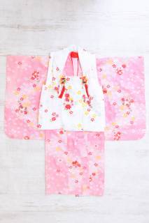 小花柄で可愛いピンクの着物