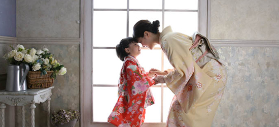 七五三の着物で赤が定番の理由・意味や選ぶ際のポイントを解説