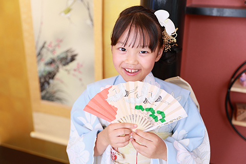 【扇子を広げて両手で持つポーズ】