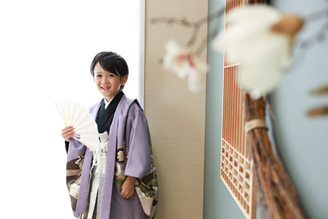 【扇子を広げて片手で仰ぐようなポーズ】