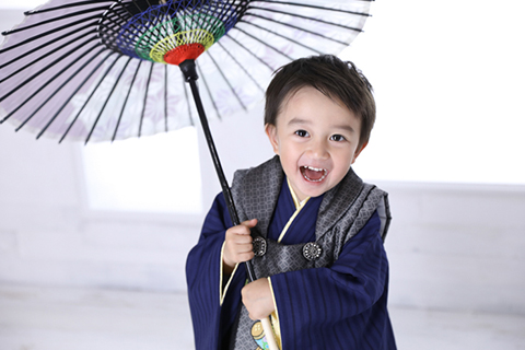 【前髪を横に流した、凛々しいスタイル】