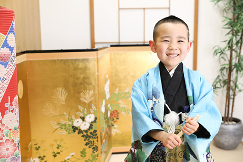 【扇子を閉じたまま、手に持ったポーズ】