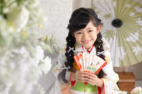 【扇子を控えめに広げた上品なポーズ】