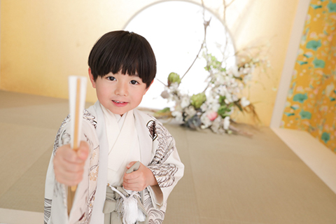 【扇子を閉じたまま、前に差し出すポーズ】