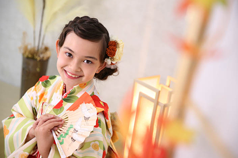 【扇子を開いて斜めに持つポーズ】