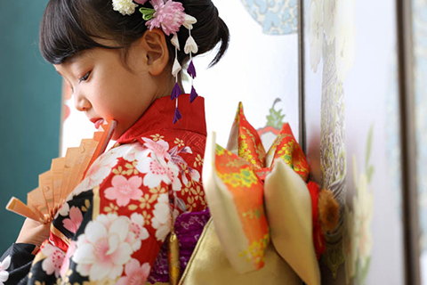 【扇子をそっと開いて横向きからのアングル】